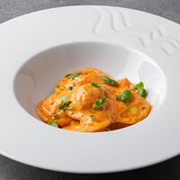 Равиоли с морепродуктами в сливочно-томатном соусе