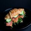 Фото к позиции меню Сэндвич с красной рыбой
