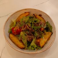 Салат с ростбифом, молодым картофелем в медово-горчичном соусе