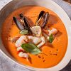Фото к позиции меню Сливочно-томатный суп с морепродуктами