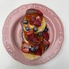 Фото к позиции меню Сырники с рикоттой, мисо-карамелью и сезонными ягодами/фруктами (необходимо уточнить при заказе)