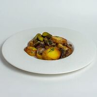 Жареный картофель с лесными грибами и луком