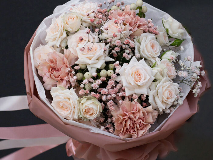 Букет цветов из кустовых роз и диантусов Пудровое облако