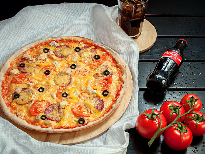 Пицца Сицилия 40 см и Coca-cola