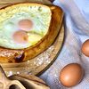 Фото к позиции меню Хачапури по-аджарски с сыром и яйцом