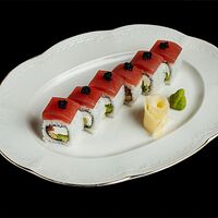 Ролл с тунцом, лососем и японским омлетом