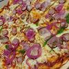 Фото к позиции меню Пицца с колбаской, беконом и луком на томатном соусе