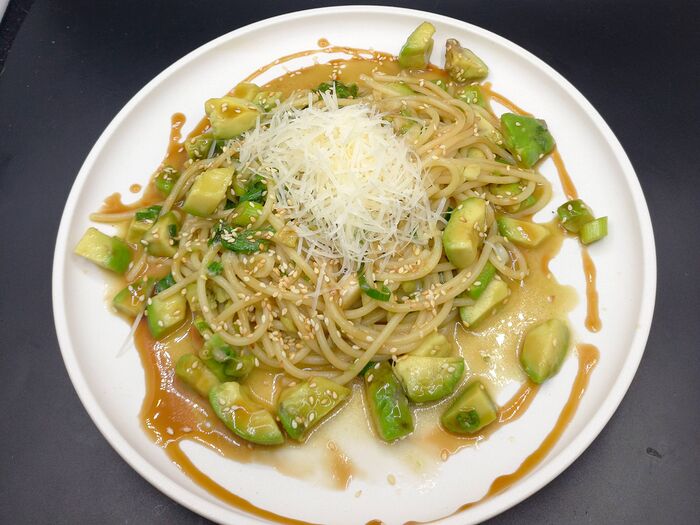 Спагетти с авокадо и терияки