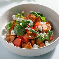 Салат с хрустящими баклажанами, томатами и сыром фета
