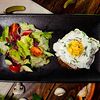 Фото к позиции меню Бифштекс с яйцом и салатом из свежих овощей