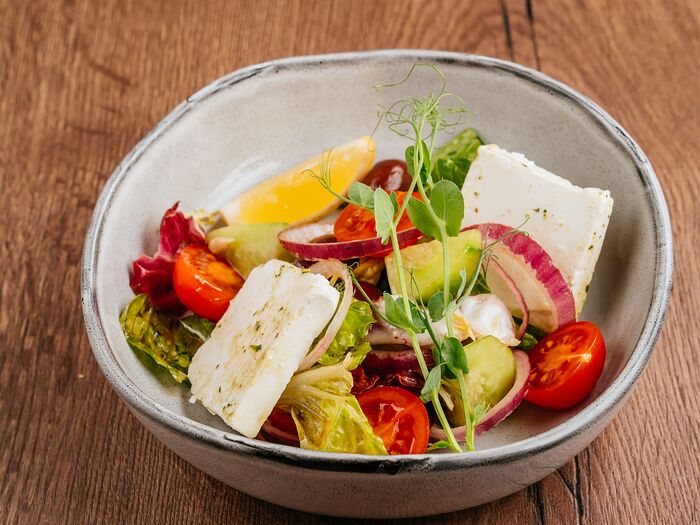Сербский салат с треской и свежими овощами