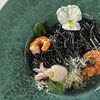 Фото к позиции меню Спагетти из чернил каракатицы с креветкой в сливочном соусе