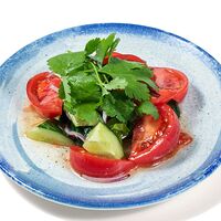 Салат из свежих томатов, огурцов и красного лука