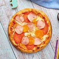 Пицца с ветчиной, томатами и моцареллой
