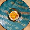 Фото к позиции меню Творог с манго и карамельным соусом