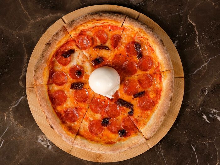 Фирменная пицца Дьяволо с Бураттой
