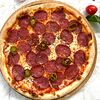 Фото к позиции меню Пикантная пицца с салями