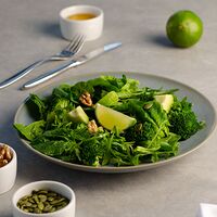 Зеленый салат с брокколи и авокадо