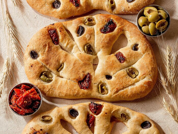Хлеб Фугас с оливками и маслинами
