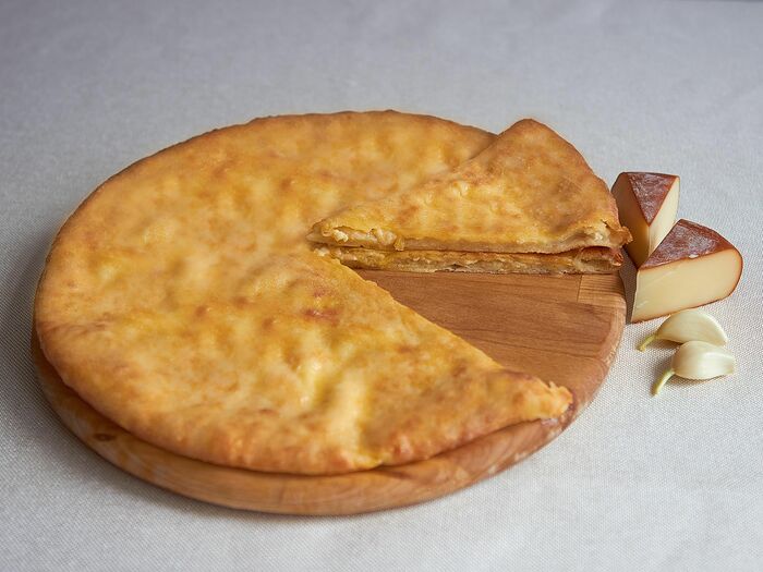 Пирог осетинский с сыром и чесноком