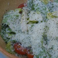Легкий салат с пармезаном и соусом тонато