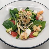 Салат с морепродуктами, шпинатом и авокадо
