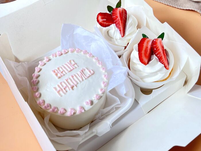 Подарочный Набор бенто торт и 2 ванильных капкейка Ваша надпись