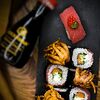 Фото к позиции меню Ролл Кракен и суши с тунцом