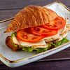 Фото к позиции меню Сэндвич на круассане с курицей и соусом блючиз