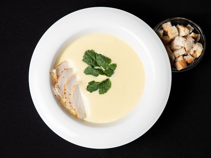 Сырный крем-суп с курицей гриль и багетом