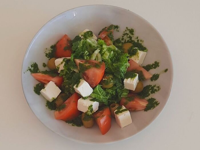 Салат с томатами, сыром фета и оливками