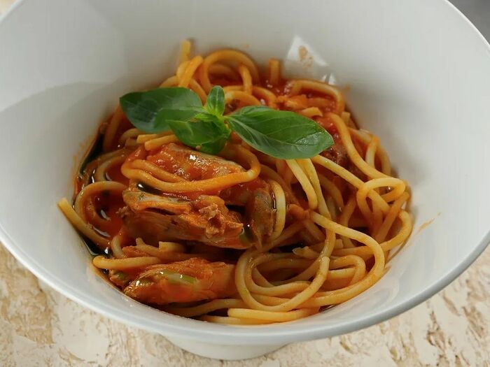 Спагетти с рагу из кролика в томатном соусе