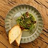 Фото к позиции меню Хумус из эдамаме с листьями салата и сальсой