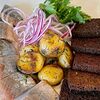 Фото к позиции меню Залом с бородинскими гренками и обжаренным бейби картофелем