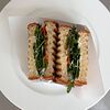 Фото к позиции меню Сэндвич с печеным перцем, муссом из феты и зеленью vegeterian