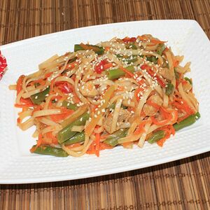 Лапша Wok со свининой в кисло-сладком соусе