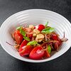 Фото к позиции меню Салат Имеретинский со сладкими помидорами, красным луком и сыром