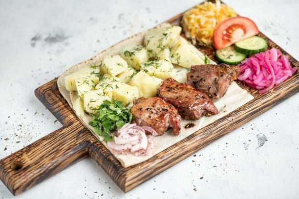 Шашлык из свинины с отварным картофелем и овощами