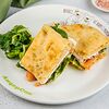 Фото к позиции меню Сэндвич со слабосоленой форелью, крем-чизом и листьями салата на теплой фокачче