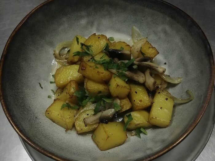 Картофель с грибами, жаренный с луком