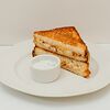 Фото к позиции меню Сырный гриль-сэндвич с пепперони