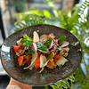 Фото к позиции меню Постный салат с жареным баклажаном и томатами