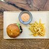Фото к позиции меню Жаренный Бао бургер с курицей темпура, соусом барбекю и картофелем фри