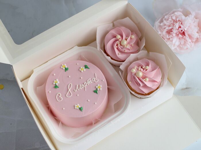 Бенто-торт розовый с 8 марта и 2 капкейка