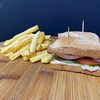 Фото к позиции меню Сэндвич с ветчиной и сыром и картошкой фри