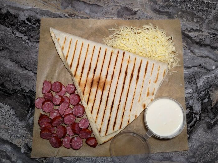 Треугольник с колбасками и сыром