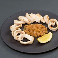 Жареные кальмары в луковом соусе