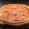 Фото к позиции меню Пиццетта с красным тунцом и красным луком в томатном соусе