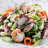 Теплый салат из морепродуктов