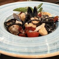 Черные спагетти с морепродуктами и вялеными томатами